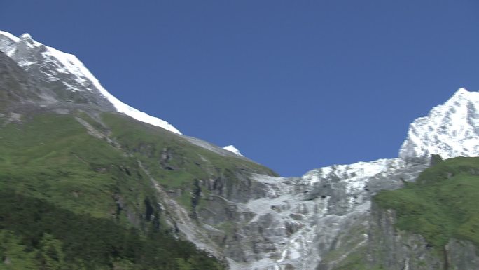 高清实拍雪山山峰山顶绿山高山