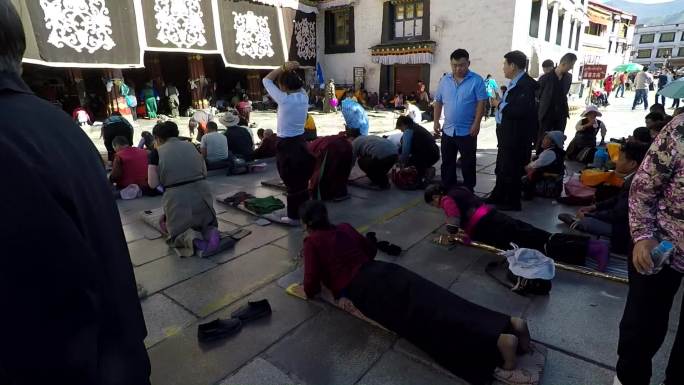 西藏拉萨大昭寺藏民虔诚跪拜