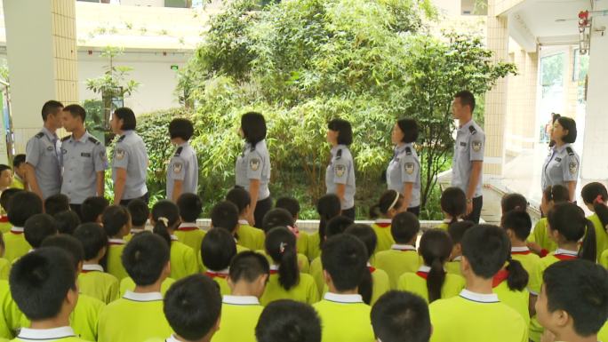 民警给小学生上法制课