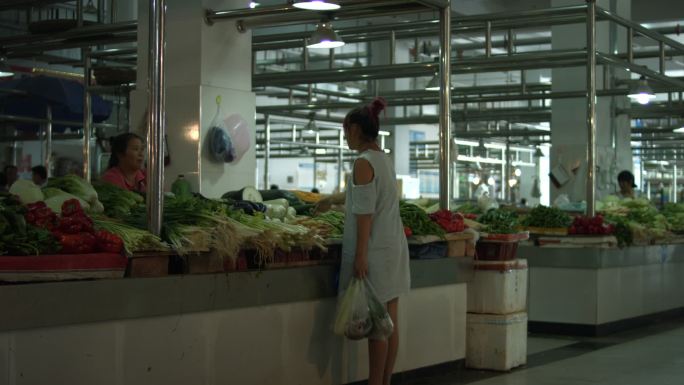 农贸市场买菜的女人