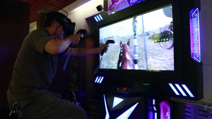 骑马打VR游戏的人