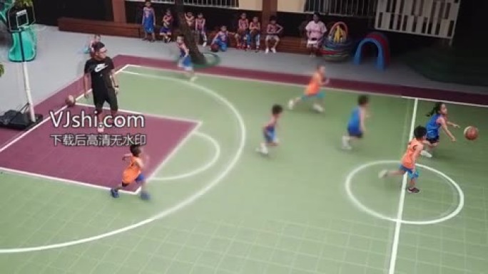 学生幼儿开心打篮球实拍航拍