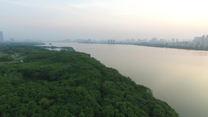 南昌青山湖夕阳下美丽城市风景航拍