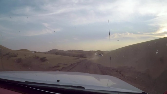 第一视角越野车穿越沙漠戈壁
