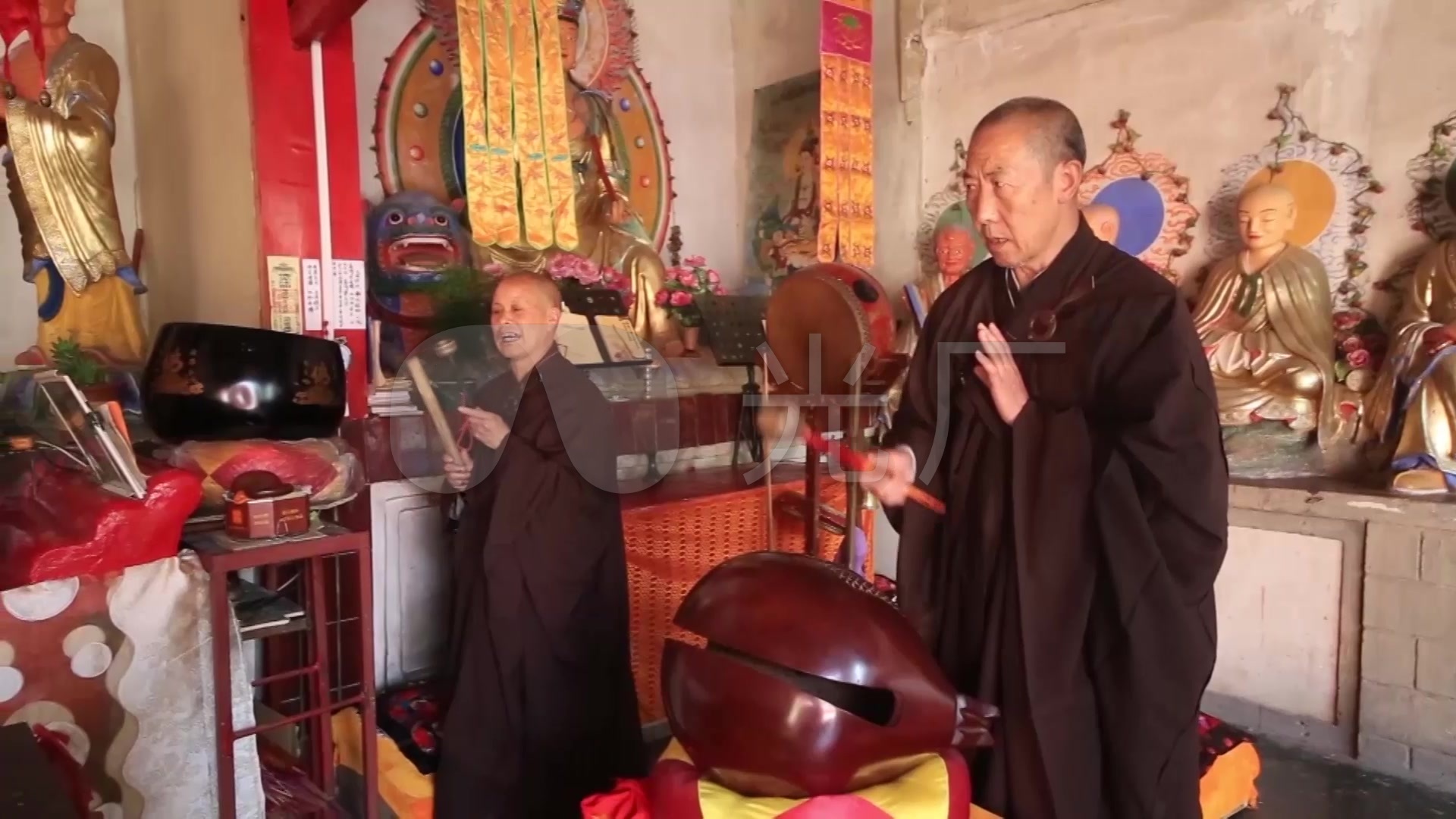 佛教烧香念经和尚