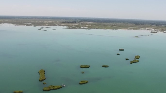 航拍湖面小岛屿