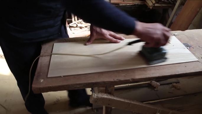 老人做木工视频素材