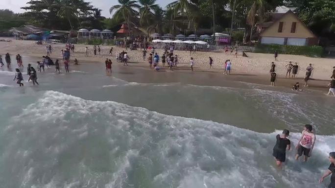 泰国清迈海边沙滩人群欢快视频