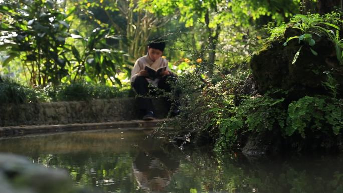 旧社会小孩水边看书