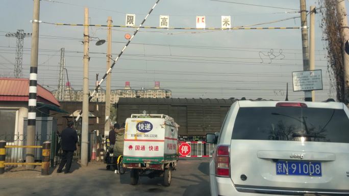 城乡结合部铁路道口等待火车通过03