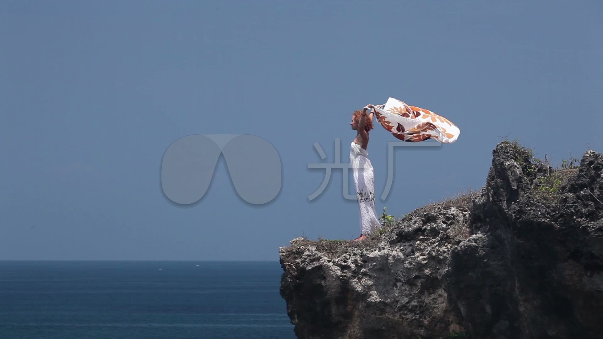 美女在海边吹海风