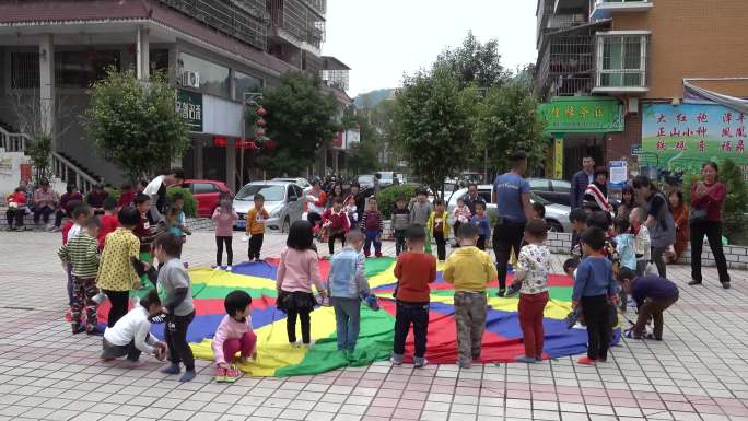 社区幼儿园托儿所老师小朋友做操幼儿体操做