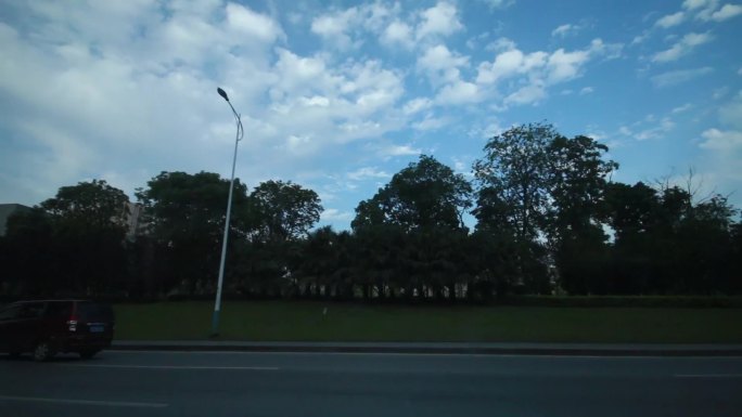 汽车上拍摄沿途风光汽车外的天空