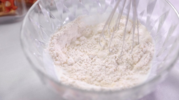 牛奶面粉搅拌打鸡蛋搅拌华夫饼制作过程