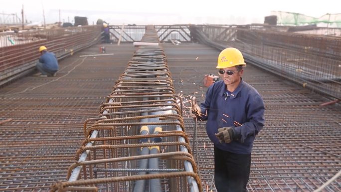 道路施工工人施工公路建设高架桥