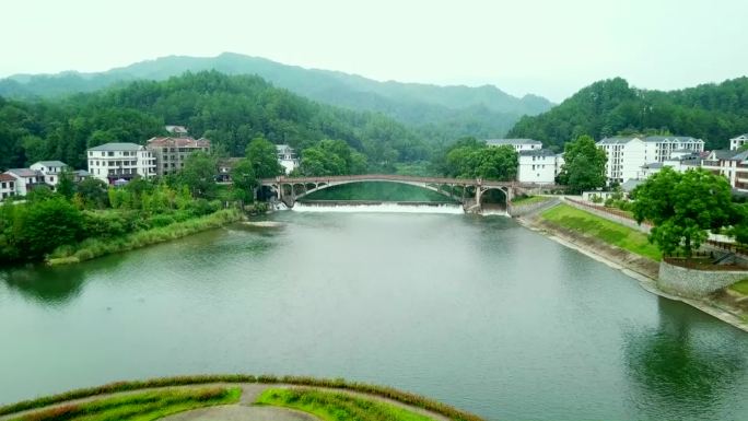 山中宫殿山村稻田两岸翠绿河流