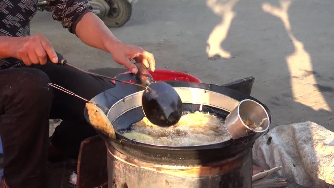 传统小吃糍粑油炸菜饼蒸小笼包木锤糖制作