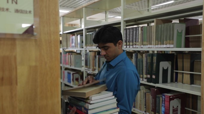 中巴友谊外国学生在图书馆选书