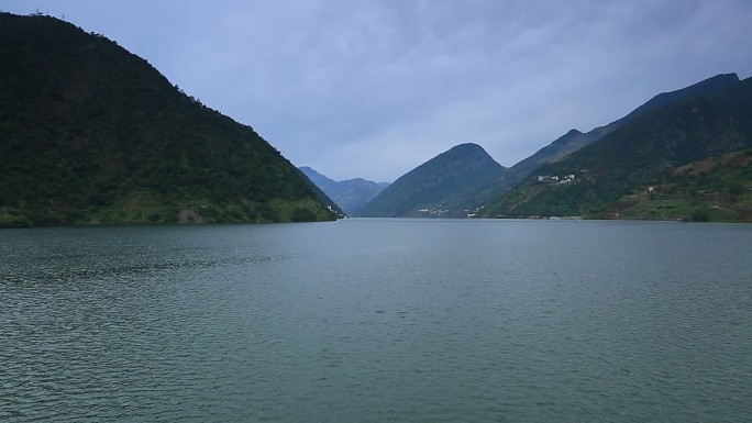 高山湖泊波光粼粼