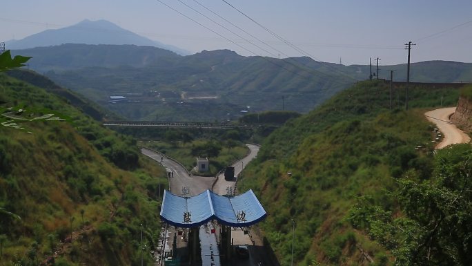 桑葚基地下的高速出口