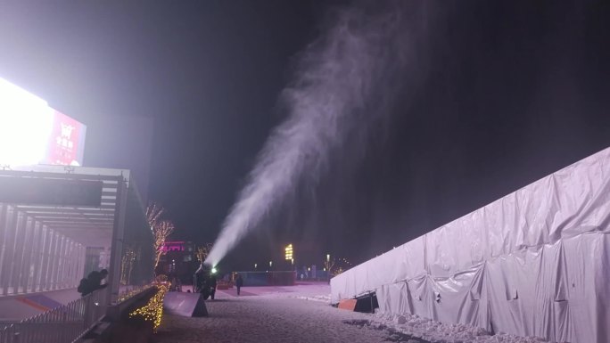 商场夜晚室外人工造雪