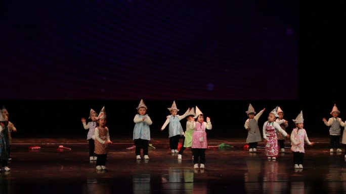 幼儿园文艺晚会演出素材3