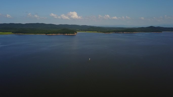 湖面航拍湖水水面小船