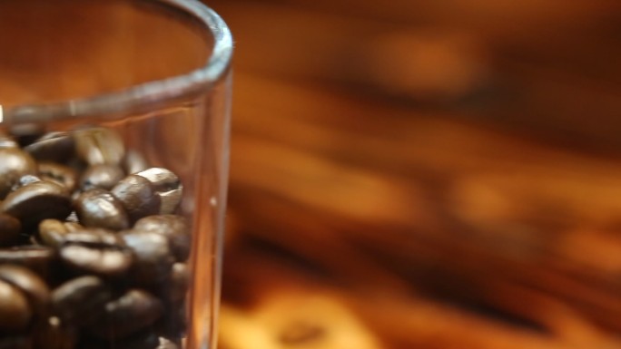 玻璃杯中的咖啡豆