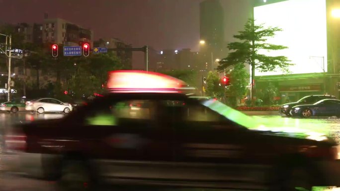 冬雨骤冷广州繁华都市天河路天河东红绿灯车