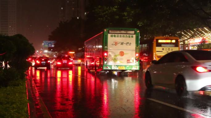 冬雨骤冷广州繁华都市天河北路车水马龙的夜