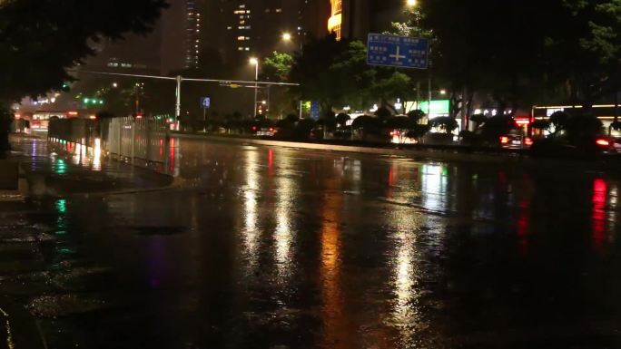 冬雨骤冷广州繁华都市天河北路车水马龙的夜
