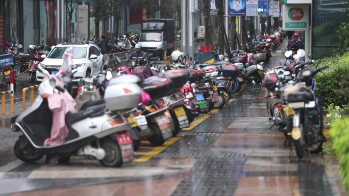 下雨天路边停放的摩托车