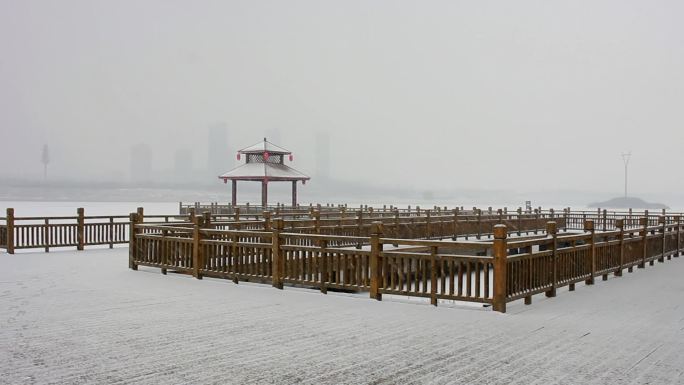 景区亭台楼阁木栏下雪小景素材