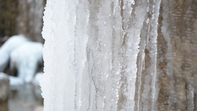 枣庄龙床水库低温形成的冰瀑