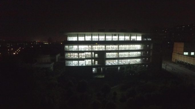 深夜加班的办公大楼