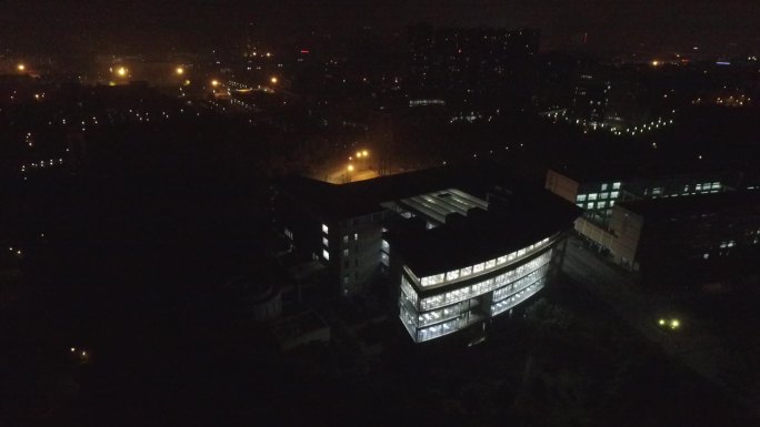 深夜加班灯火通明的办公大楼