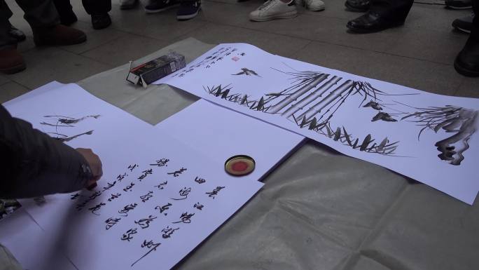 街头艺人艺术家卖艺画家卖画梅兰菊竹水墨虾