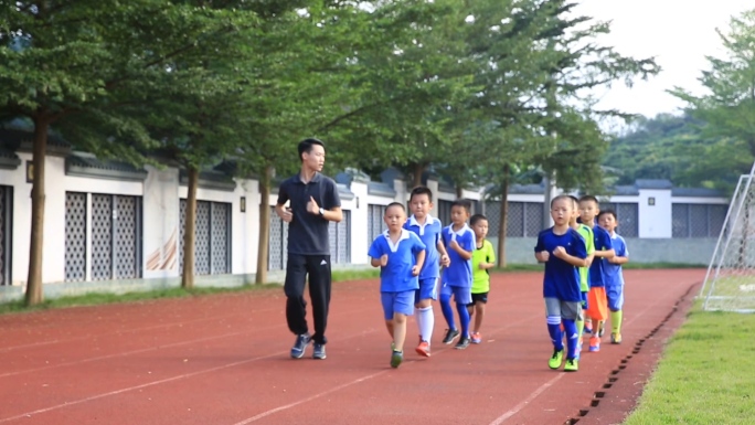 小学生跑步奔跑踢足球1