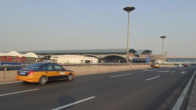 首都机场T2航站楼连接桥车流