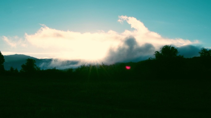 山野雾气日出