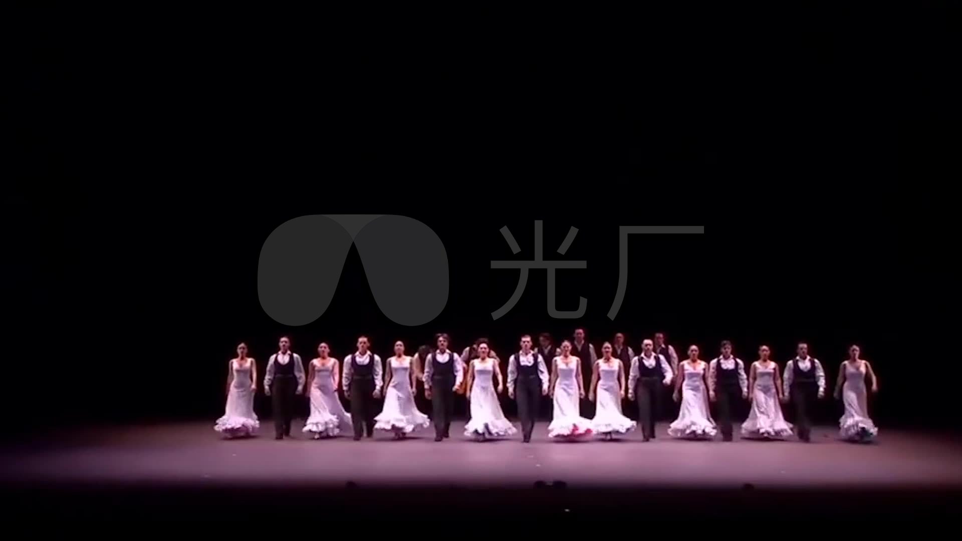 演员表演结束上台鞠躬感谢