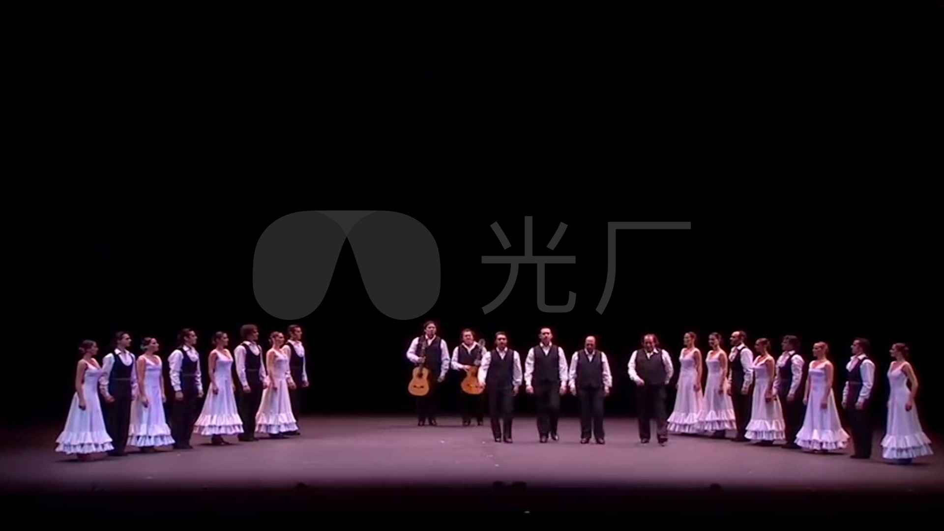 演员表演结束上台鞠躬感谢