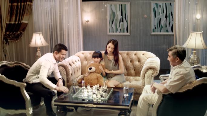 幸福家人父子下棋