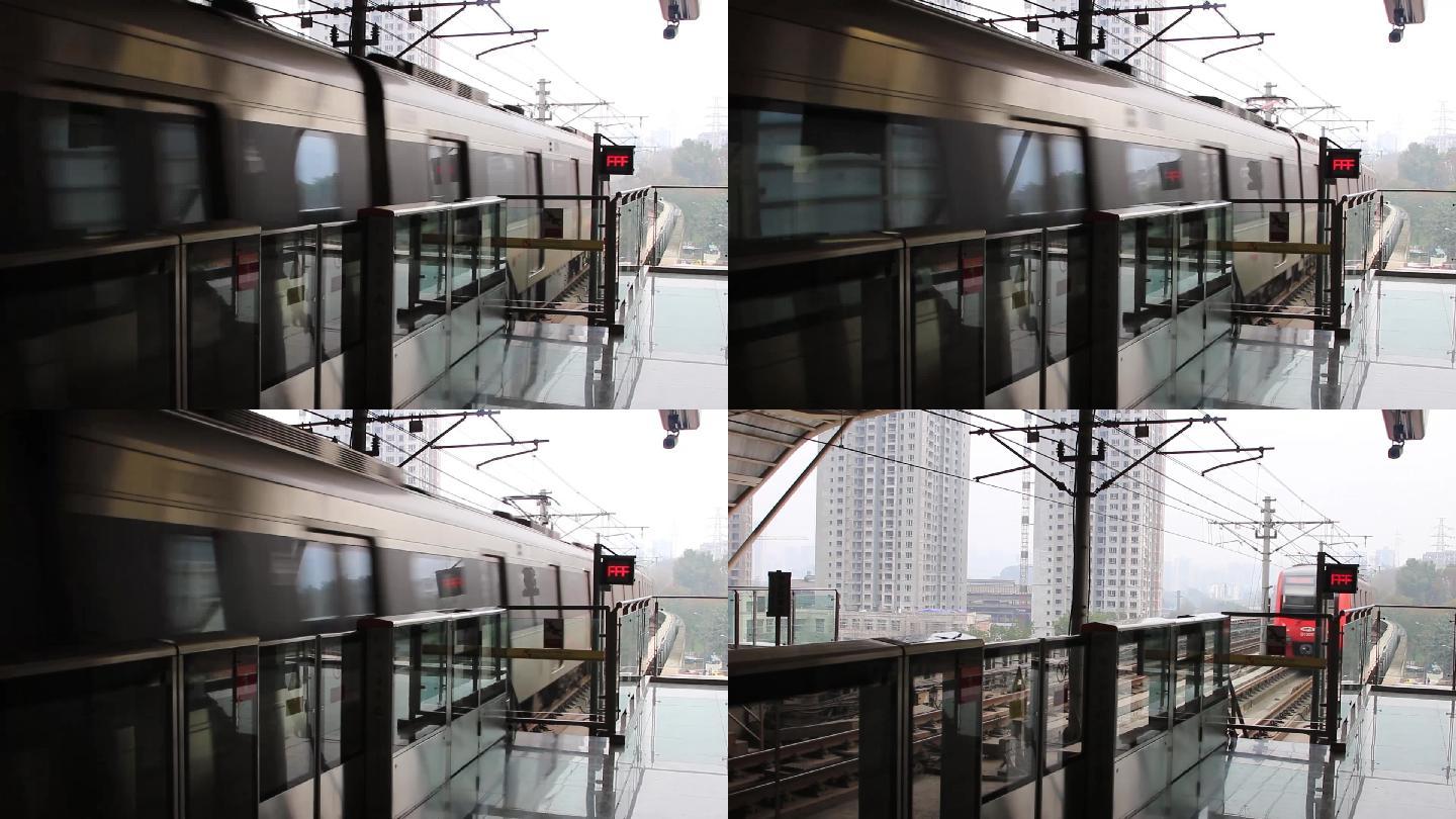 重庆高架捷运地铁进站出站