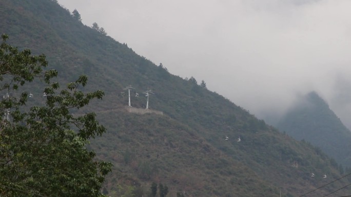 山涧缆车索道云雾山峦