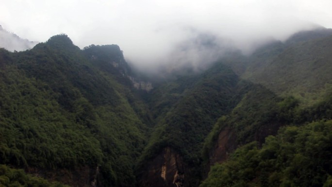 重庆武隆山涧云雾山雾云绕