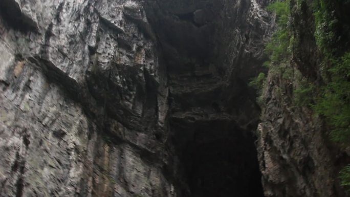 重庆武隆山涧天生三桥山山下