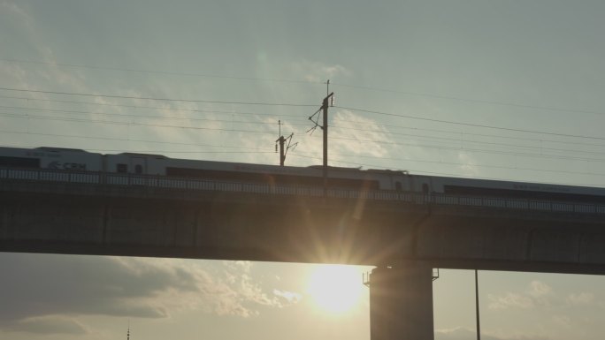 夕阳下的高铁，地铁火车
