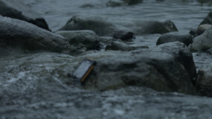 溪流中的防水手机