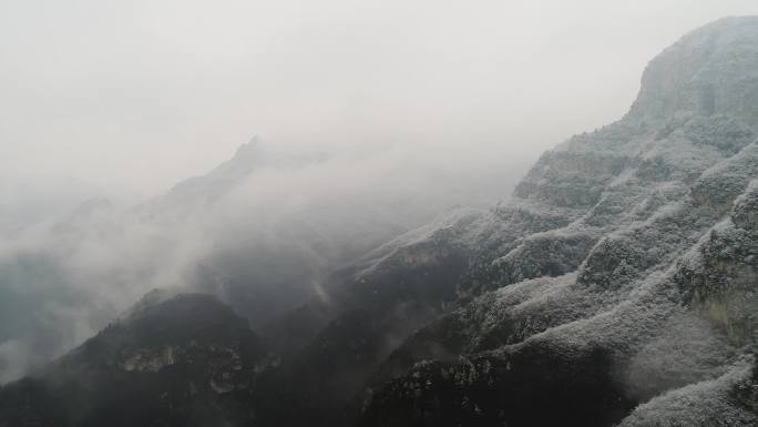 太行山一边雨一边雪的雾海云海奇观